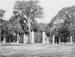 HARVARD COLLEGE GATE.